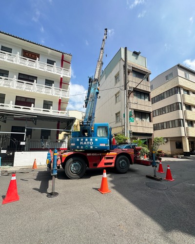高雄小港更換鐵皮吊掛施工, 高雄小港鐵皮工程吊掛施工, 高雄小港高空吊掛作業, 高雄小港防水固定施工吊掛作業, 高雄小港鐵皮搬運吊掛, 高雄小港區吊車起重行