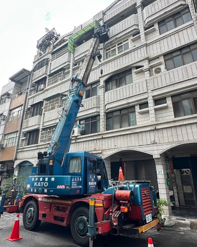高雄吊掛載具乘坐施工人員, 高雄吊掛載具採光罩施工, 高雄高空作業車吊掛, 高雄楠梓區吊車起重行