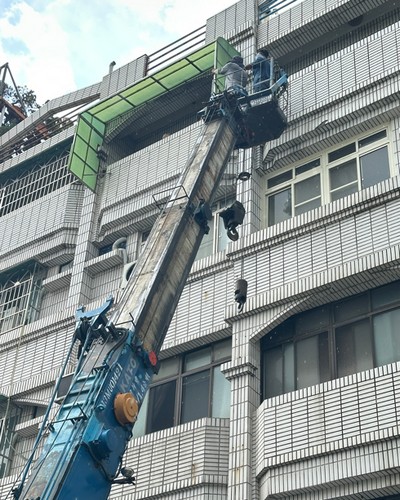 高雄吊掛載具乘坐施工人員, 高雄吊掛載具採光罩施工, 高雄高空作業車吊掛, 高雄楠梓區吊車起重行